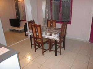 Appartement Maison Tifaloc : photos des chambres