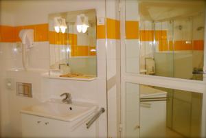 Hotel Logis Le Grand Monarque - Donzy : photos des chambres