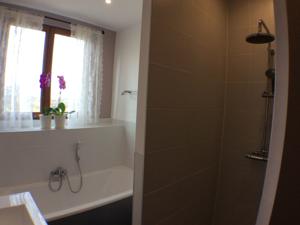 Hebergement Maison Haut De La Colline : photos des chambres