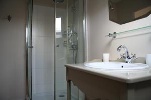 Chambres d'hotes/B&B Chambres d'hotes Le Clos d'Hauteville : Chambre Double ou Lits Jumeaux avec Salle de Bains Privative