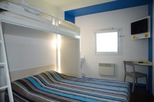 hotelF1 Avranches Baie Du Mont Saint Michel : Chambre Triple avec Salle de Bains Commune