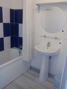 Chambres d'hotes/B&B a la croisee des sentiers : Chambre Double avec Salle de Bains Privative Séparée