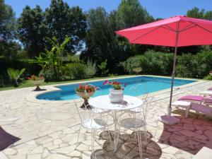 Appartement gite en rez de jardin dans coin calme avec piscine : photos des chambres