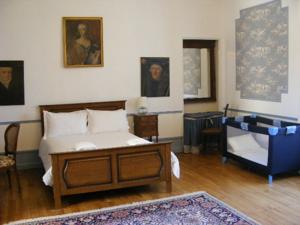 Chambres d'hotes/B&B Chateau Milly : Chambre Triple Basique avec Salle de Bains Commune