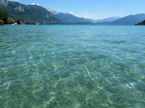 Озеро Анси чистая вода