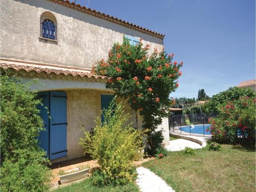 Four-Bedroom Holiday Home in Camaret sur Aigues : Hebergement proche de Travaillan