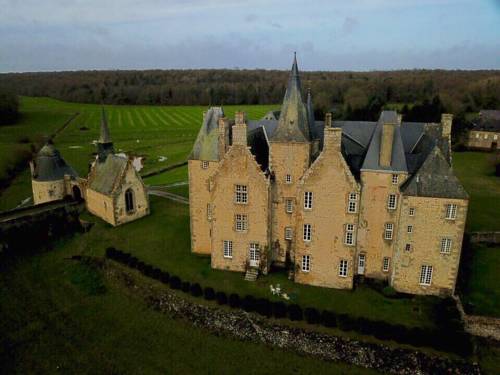 Chateau de Bourgon : Chambres d'hotes/B&B proche de Martigné-sur-Mayenne