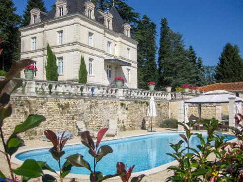 Dignac Chateau Sleeps 10 Pool WiFi : Hebergement proche de Juillaguet