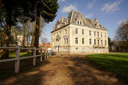 Hallines Chateau Sleeps 26 WiFi : Hebergement proche de Zudausques