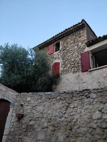 Maison de village en pierres apparentes : Hebergement proche de Saint-Mitre-les-Remparts