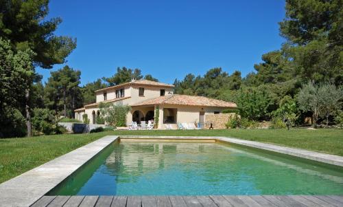Le Tholonet Villa Sleeps 8 Pool Air Con WiFi : Hebergement proche de Saint-Marc-Jaumegarde