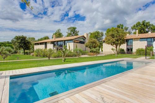 Maussane-les-Alpilles Villa Sleeps 8 Pool Air Con : Hebergement proche de Les Baux-de-Provence