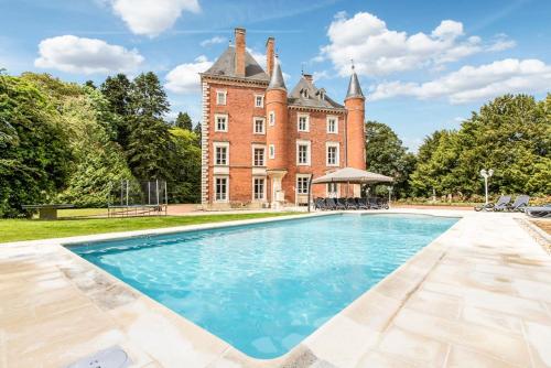 Vescours Chateau Sleeps 20 Pool WiFi : Hebergement proche de Saint-Trivier-de-Courtes