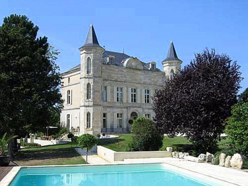 Laugnac Chateau Sleeps 18 Pool WiFi : Hebergement proche de La Croix-Blanche