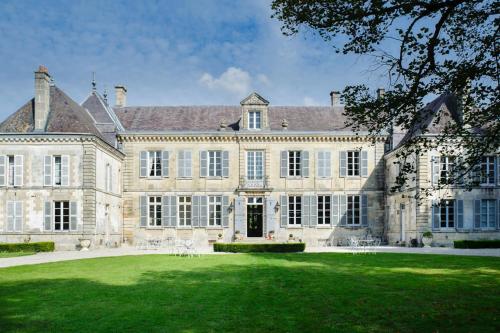 Pogny Chateau Sleeps 32 WiFi : Hebergement proche de Songy