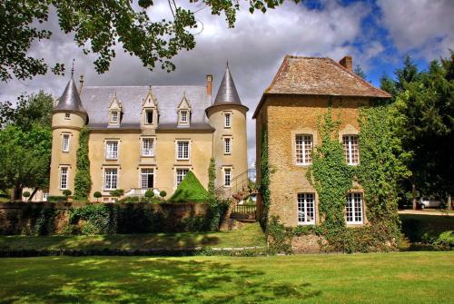 Lombron Chateau Sleeps 18 Pool Air Con WiFi : Hebergement proche de Le Breil-sur-Mérize