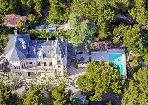 Vacqueyras Chateau Sleeps 12 Pool WiFi : Hebergement proche de Gigondas
