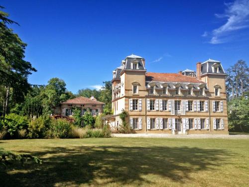 Castagnac Chateau Sleeps 10 Pool WiFi : Hebergement proche de Lapeyrère