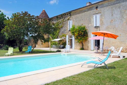 Villars-en-Pons Chateau Sleeps 14 Pool WiFi : Hebergement proche de Villars-en-Pons