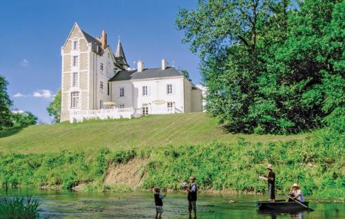 Bonnet Chateau Sleeps 30 Pool WiFi : Hebergement proche de Mers-sur-Indre