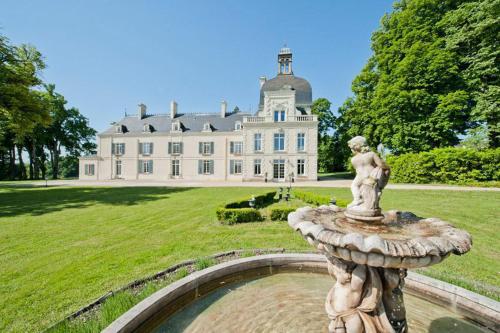 Jaulnay Chateau Sleeps 14 Pool WiFi : Hebergement proche de Braslou