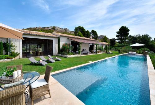 Maussane-les-Alpilles Villa Sleeps 10 Pool Air Con : Hebergement proche de Maussane-les-Alpilles