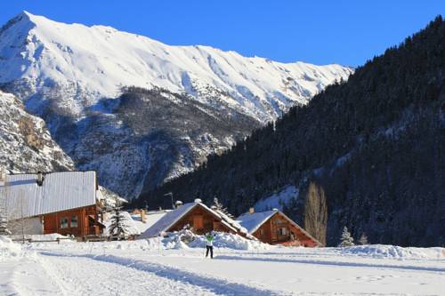 Chalet Le Mélézin hameau des Chazals Nevache Hautes Alpes : Hebergement proche de Névache