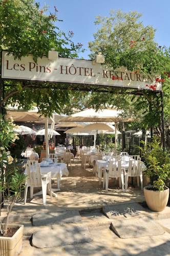 Les Pins restaurant et chambre d'hôtes : Hotel proche de Sillans-la-Cascade