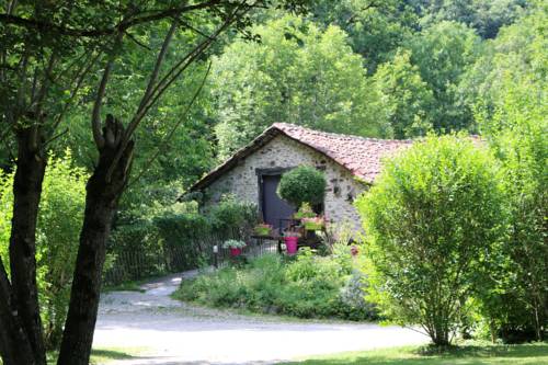 Camping Moulin De Chaules : Hebergement proche de Saint-Santin-de-Maurs