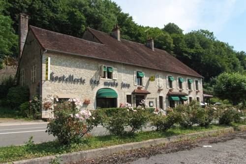 Logis Hostellerie des Monts Jura : Hotel proche de Le Louverot