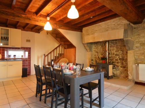 Lovely Holiday Home in Osmanville with Terrace : Maisons de vacances proche de Neuilly-la-Forêt