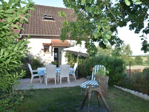 Peaceful Holiday Home in Vignol with Heated Swimming Pool : Maisons de vacances proche d'Epiry