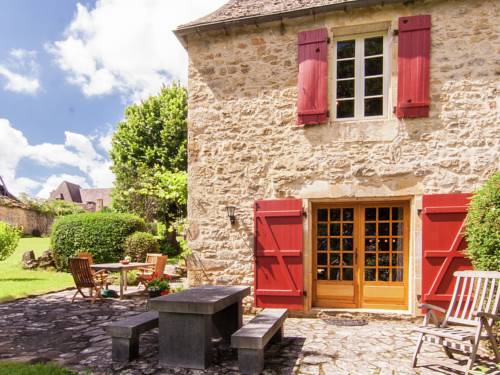 Spacious Farmhouse in Saint Cybranet with Private Garden : Maisons de vacances proche de Saint-Pompont