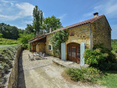 lovely holiday home in Loubejac with private pool : Maisons de vacances proche de Mazeyrolles