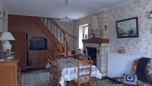 Maison restaurée - bien ensoleillée - calme : Maisons de vacances proche de Ligré
