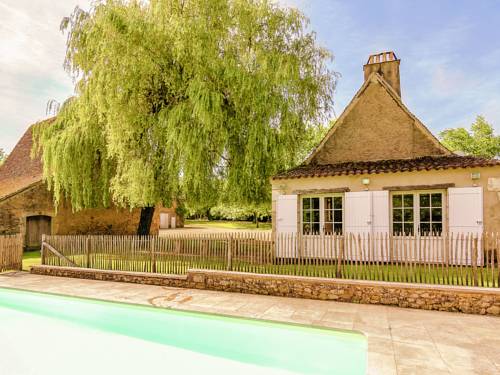 Restored farmhouse with private pool : Maisons de vacances proche de Queyssac