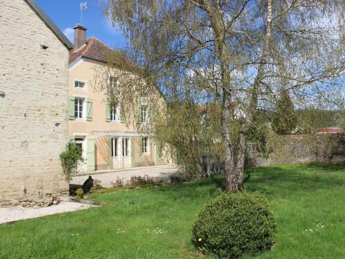 Beautiful country house with enclosed garden in green surroundings in Burgundy : Maisons de vacances proche d'Étrochey