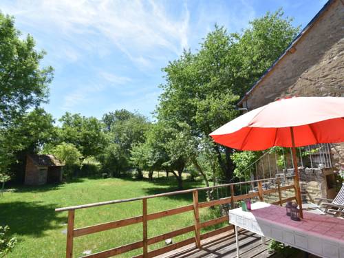 Holiday Home in Gacogne with Garden Terrace Barbecue : Maisons de vacances proche de Saint-Hilaire-en-Morvan