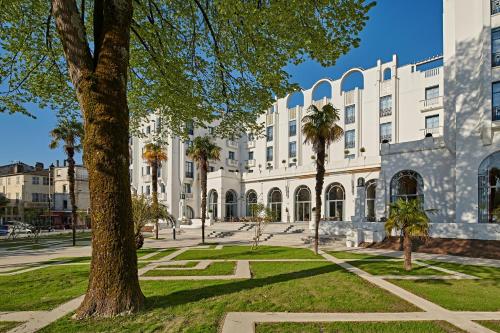 Hotel & Spa Vacances Bleues Le Splendid : Hotels proche de Saugnac-et-Cambran
