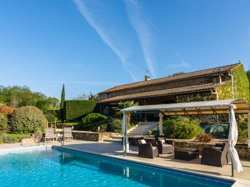 Huge Holiday Home in Aquitaine with Private Swimming Pool : Maisons de vacances proche de Doissat