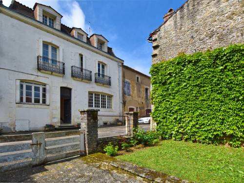 18th century character home with garden in the heart of a historic village : Maisons de vacances proche de Mazeyrolles