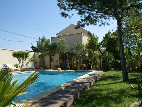 Cozy Holiday Home in Piolenc with Private Pool : Maisons de vacances proche de Saint-Étienne-des-Sorts