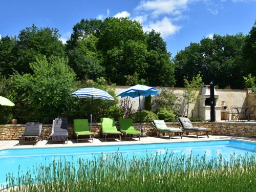 Superb Holiday Home in Busse with Swimming Pool : Maisons de vacances proche de Doissat