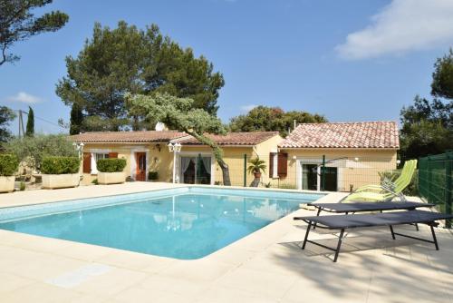 ACCENT IMMOBILIER Villa neuve wifi gratuit piscine : Villas proche de Mollégès