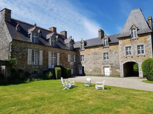 Domaine du Manoir de Vains : Maisons de vacances proche de Saint-Jean-de-la-Haize