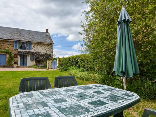 Charming typical Auvergne cottage with large garden and view of the countryside : Maisons de vacances proche de Lalizolle