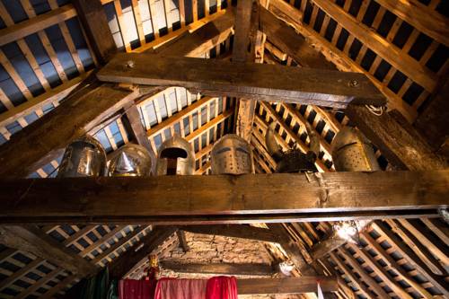 Authentic Knight's Templar Chamber at Chateau Le Mur : Maisons de vacances proche de Quelneuc