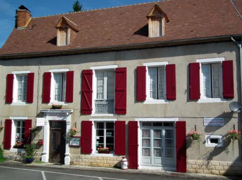 Maison de Fortitude Chambres d'hotes : B&B / Chambres d'hotes proche de Saint-Aubin-de-Nabirat
