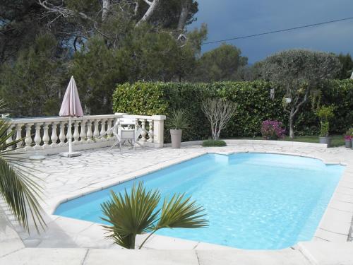 Charmante Villa à 15 min de Nice avec piscine : Appartements proche de Châteauneuf-Villevieille