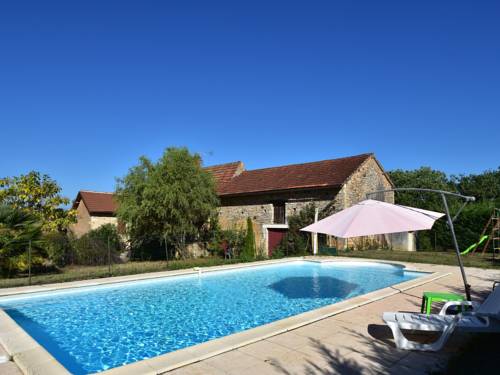 Cozy Holiday Home in Besse with Swimming Pool : Maisons de vacances proche de Saint-Caprais